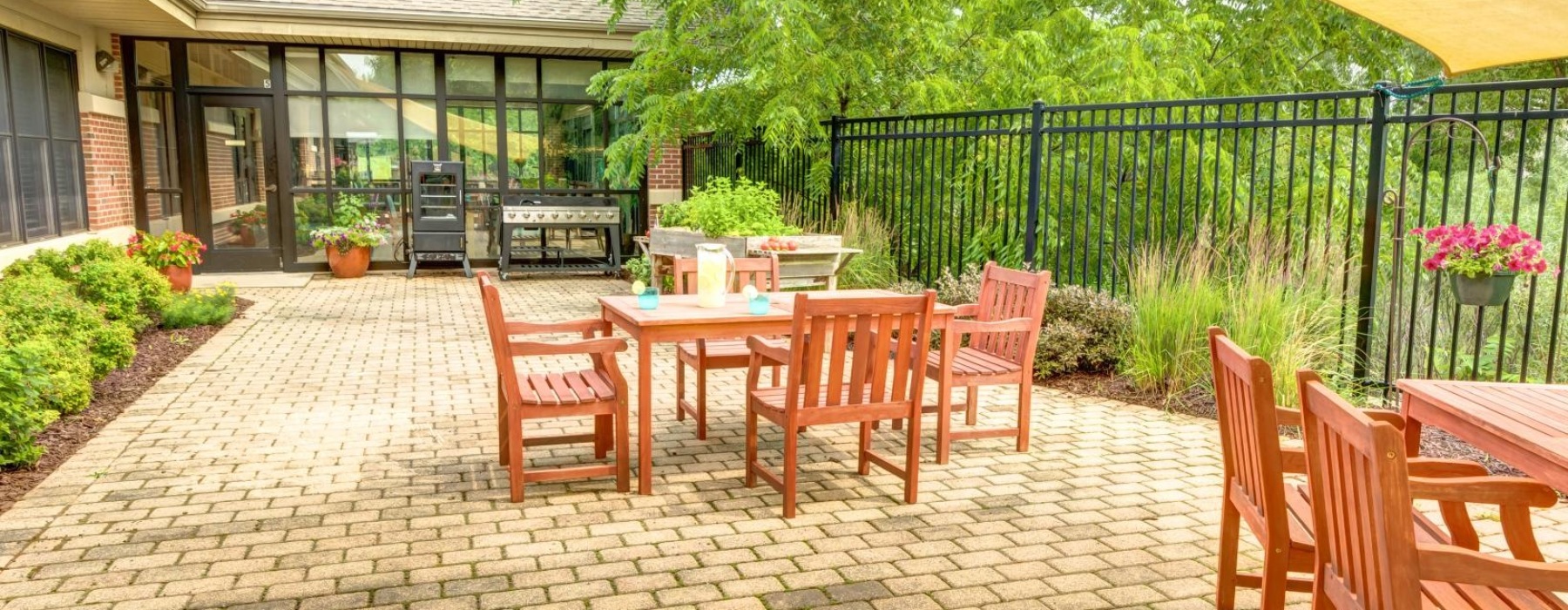 Memory Care outdoor patio with tables and chairs