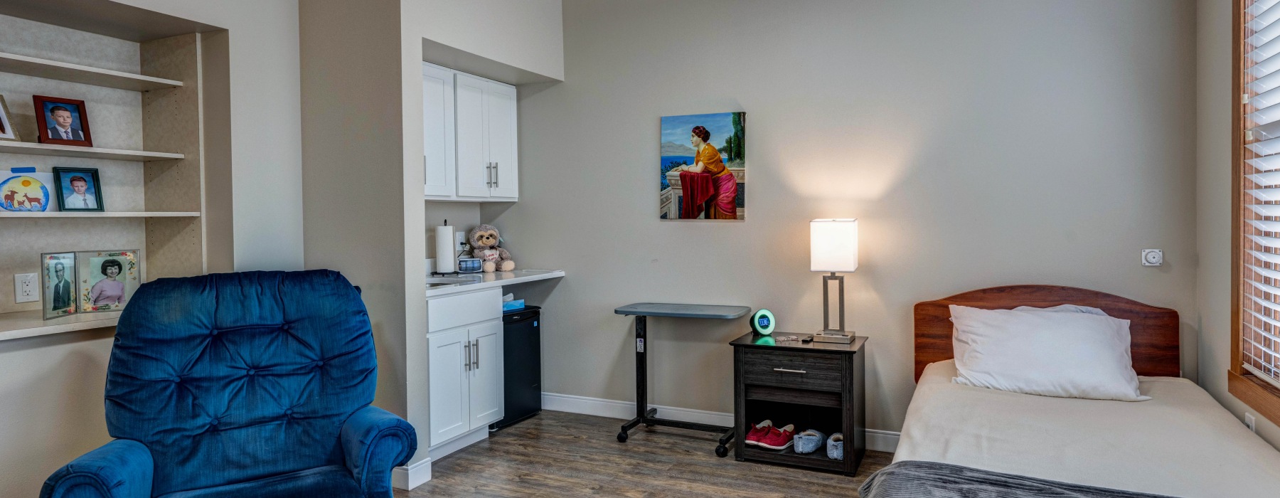 Bedroom with single bed and kitchenette